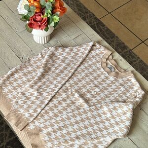 Croft & Barrow Tan and Cream Houndstooth Sweater